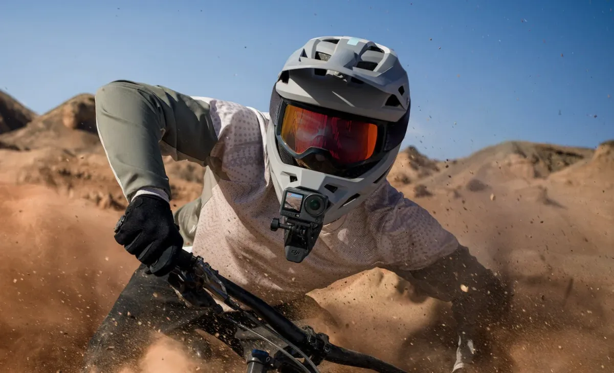 マウンテンバイクで疾走する人物