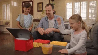 リビングで家族がゲームを楽しむ様子