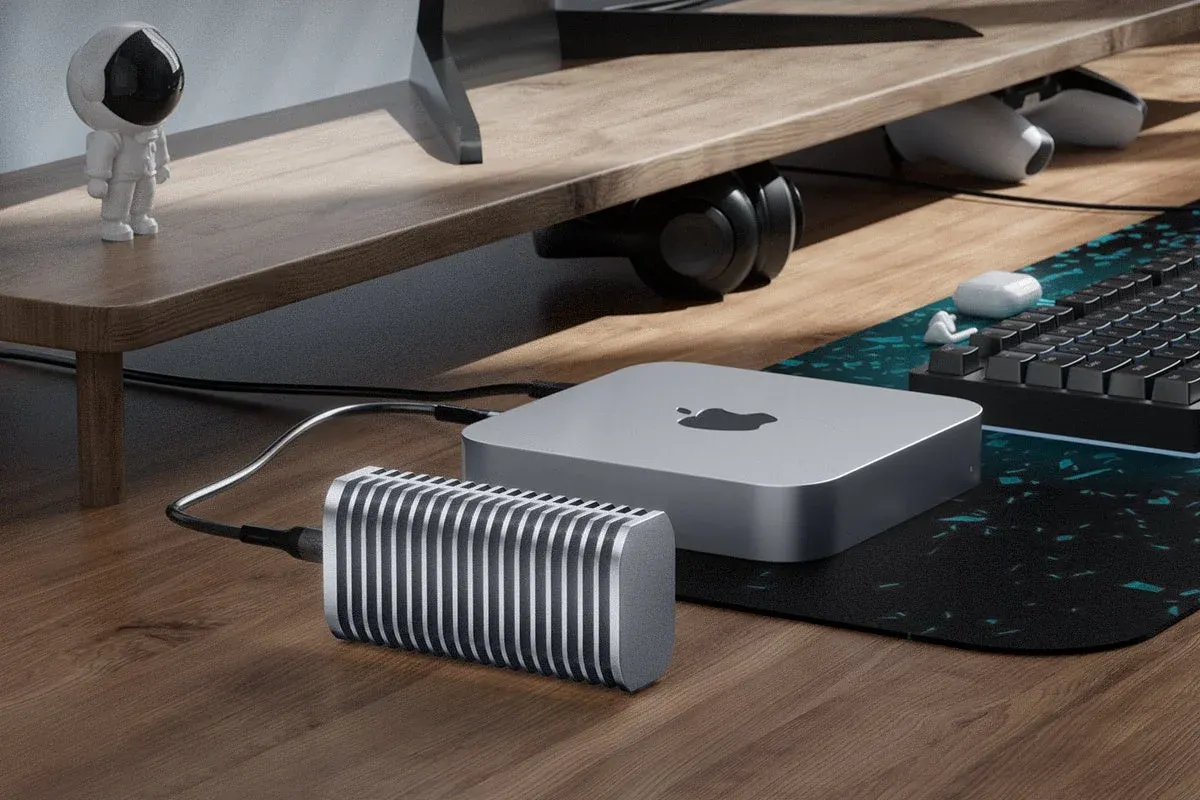 Mac miniと外付けSSDが接続されたデスク周り