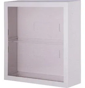 白い壁掛け式のディスプレイケースです。透明な前面と内部の棚があり、小物を飾ったり整理したりするのに適しています。シンプルでモダンなデザインが特徴です。