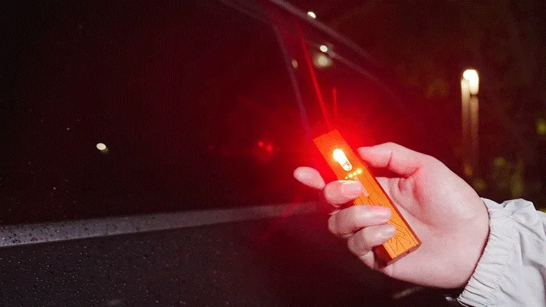 赤いレーザー光を放つデバイス