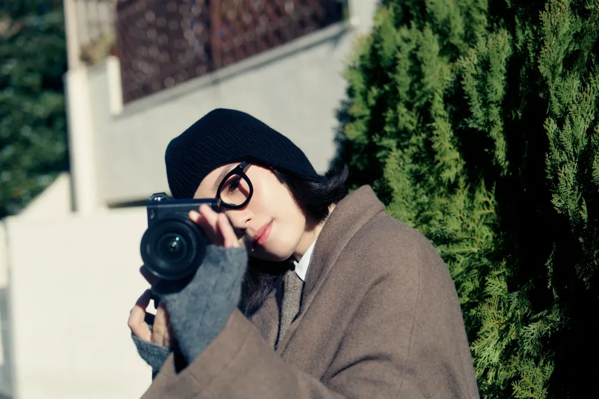 カメラを構える飯豊まりえさん