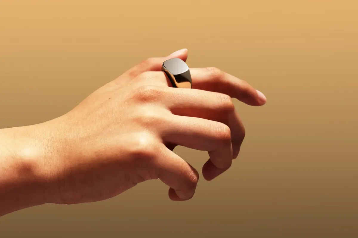 指に装着されたスマートリング