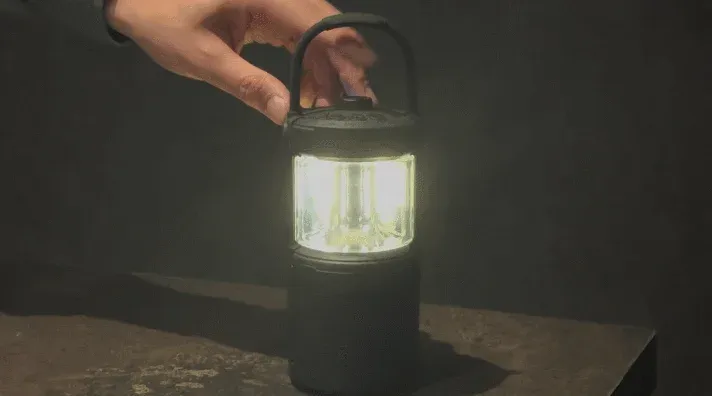 ランタンの光を操作する手