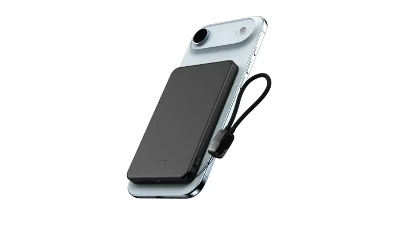 スマートフォンに装着された黒いモバイルバッテリー