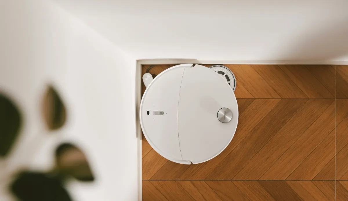 ロボット掃除機が床を掃除している様子