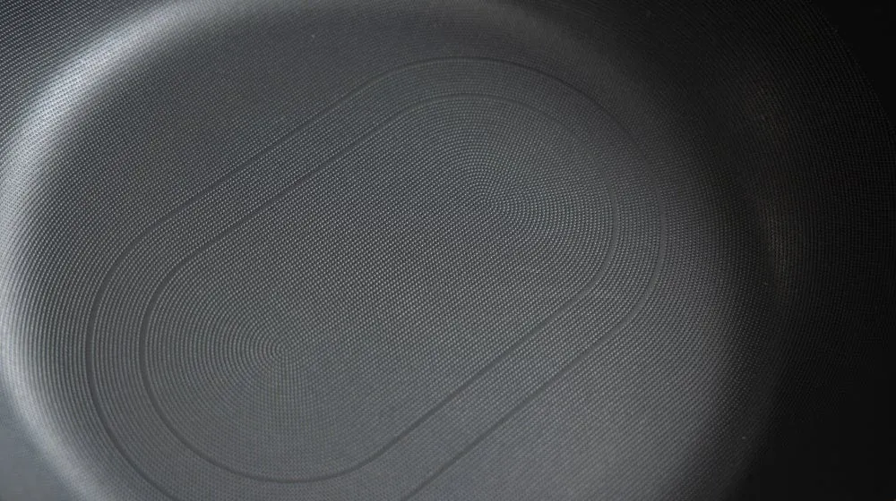 エッチング加工されたフライパン表面