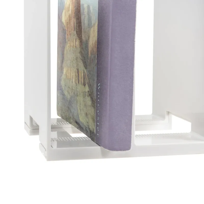 白い「キャパティ スライドスタンド」に立てられた本