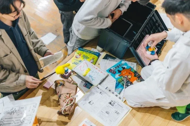 資料を囲んで集まる人々