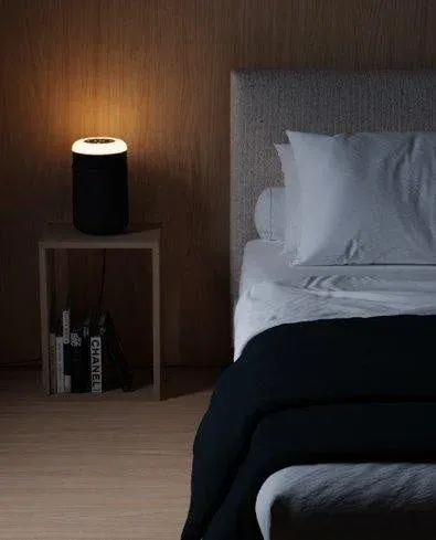 温かい光を放つランプが置かれた寝室の夜の風景