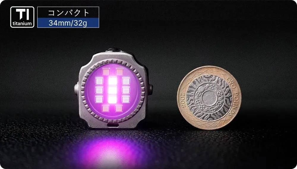 コンパクトなチタン製LEDライトとイギリスの2ポンド硬貨