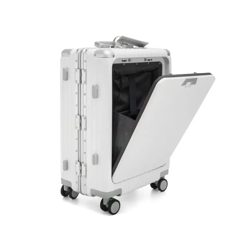 フロントオープン状態のスーツケース