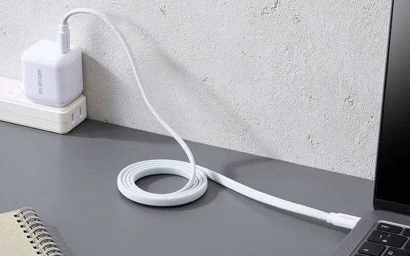 ノートPC充電シーン