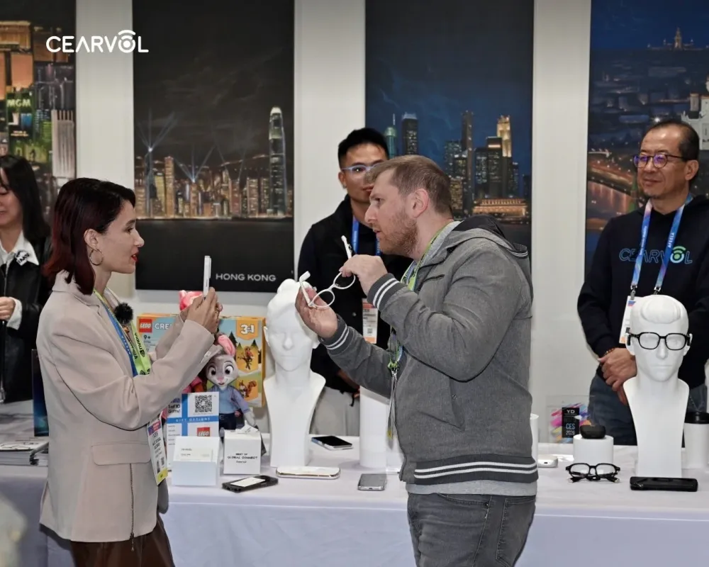 展示会ブースでスマートグラスを体験する人々