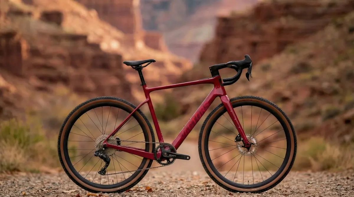 赤いフレームのグラベルロードバイク