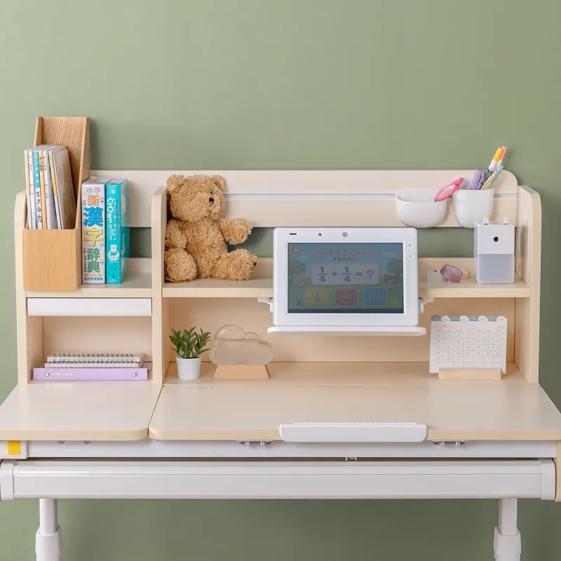 タブレット、本、テディベア、文房具などが整然と置かれた学習スペース