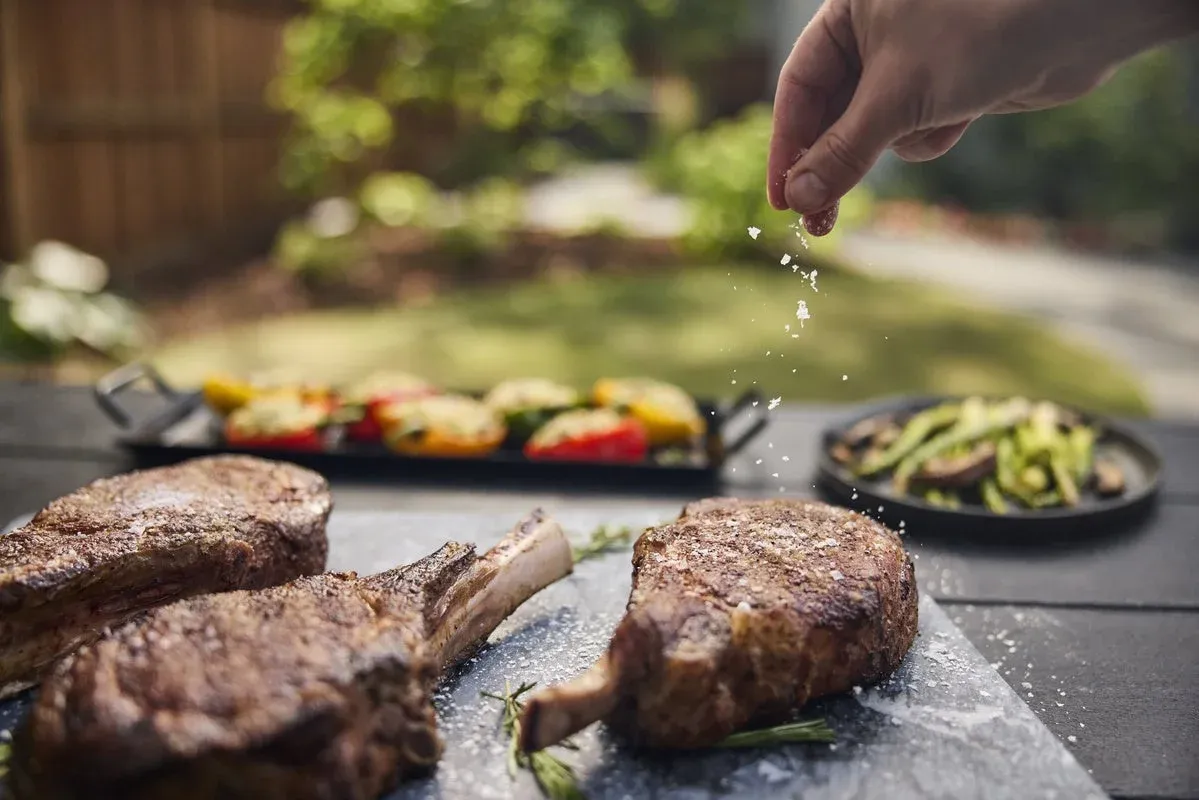 屋外で焼かれるステーキ