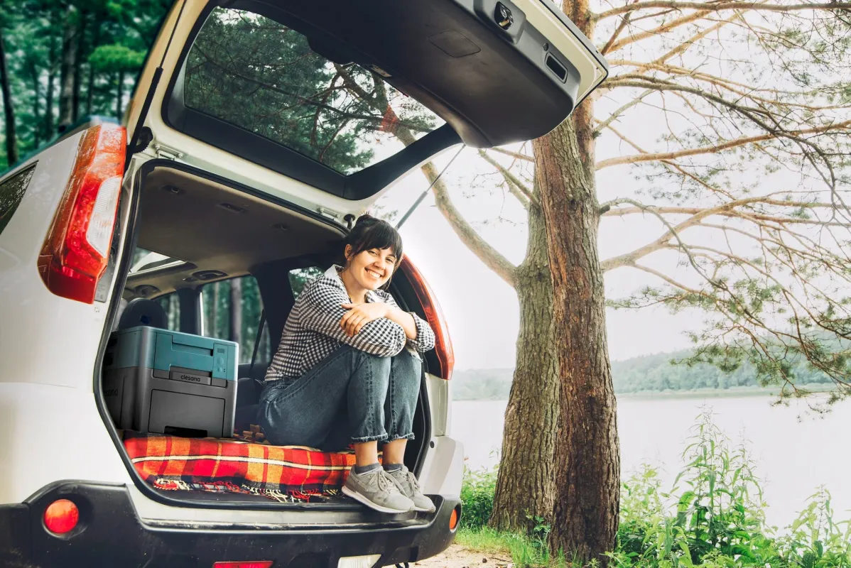 キャンピングカーでリラックスする女性とClesana