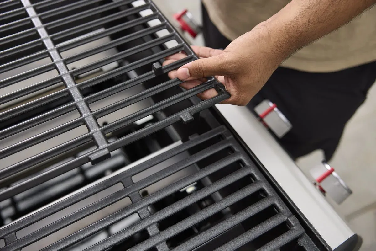 バーベキューグリルの調理網を設置する様子