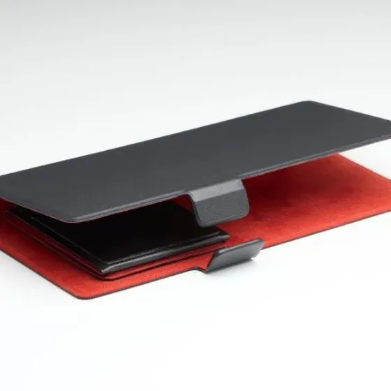 黒いケースと赤い内側