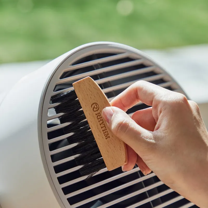 ブラシで掃除する様子