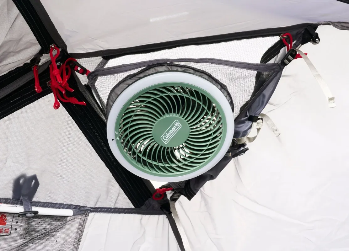 テント内に吊り下げられたマルチライトファン