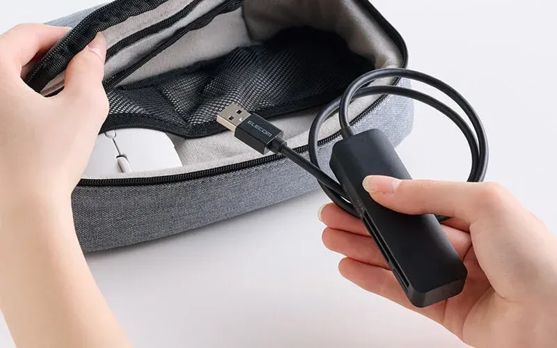 USBハブとカードリーダーを収納する様子