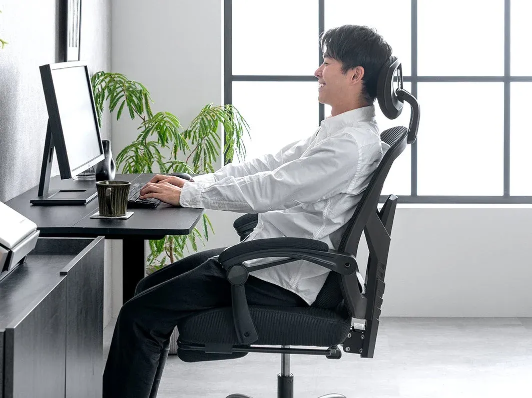 パソコンで作業をする男性の横顔