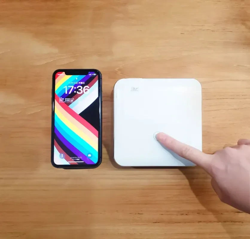 スマホと並べてサイズ感を比較