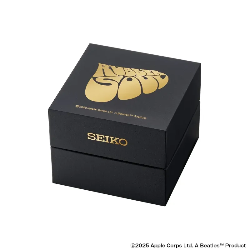 アルバムロゴが箔押しされた特製ボックス