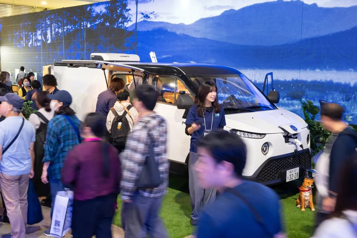 EVキャンピングカーの展示風景
