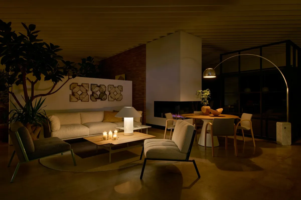 間接照明とキャンドルの光に包まれたリビングダイニングルーム