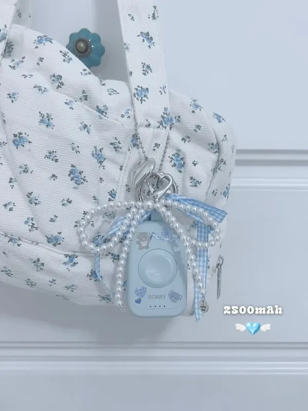 花柄バッグとモバイルバッテリー