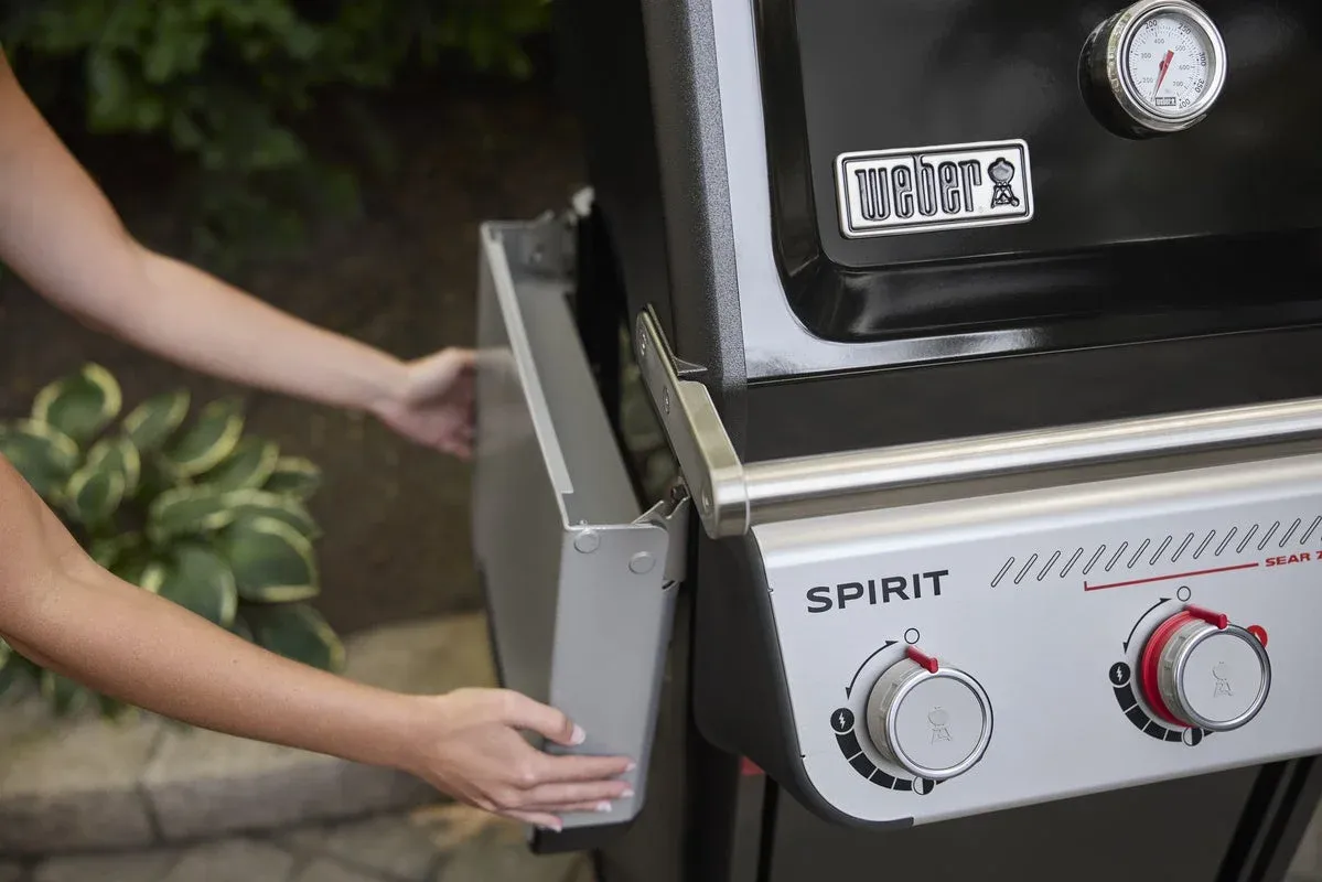 Weber Spiritガスグリルを操作する様子