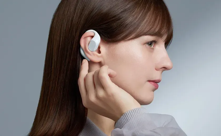 タッチセンサーを操作する女性