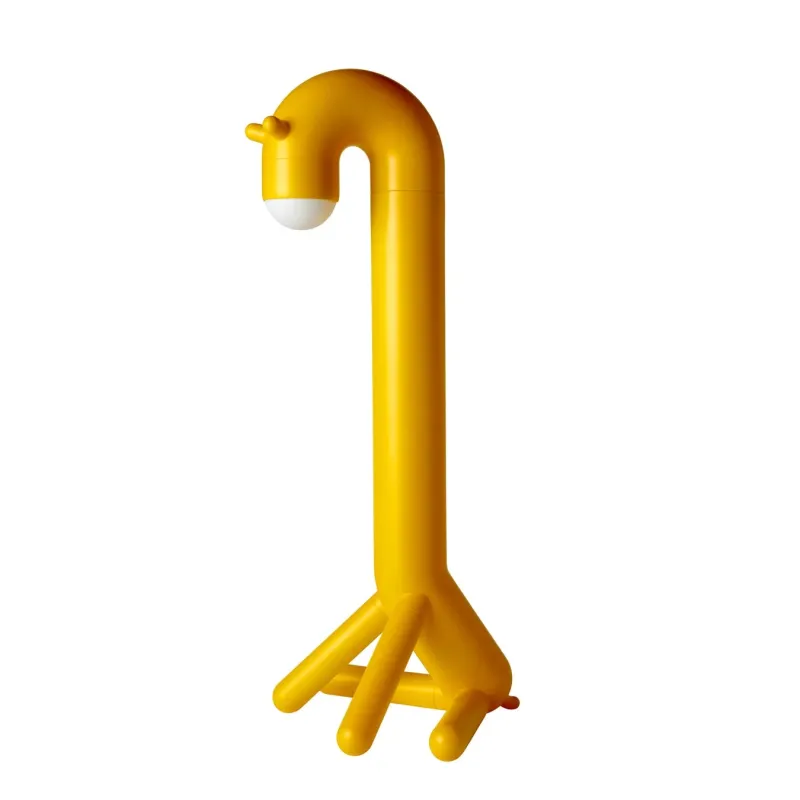 キリンの形をした黄色のフロアランプ