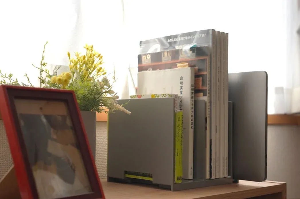 デスクで使用されているグレーの「キャパティ スライドスタンド」