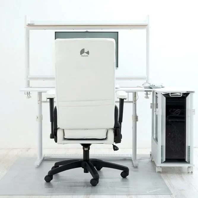 白いゲーミングチェアとデスク