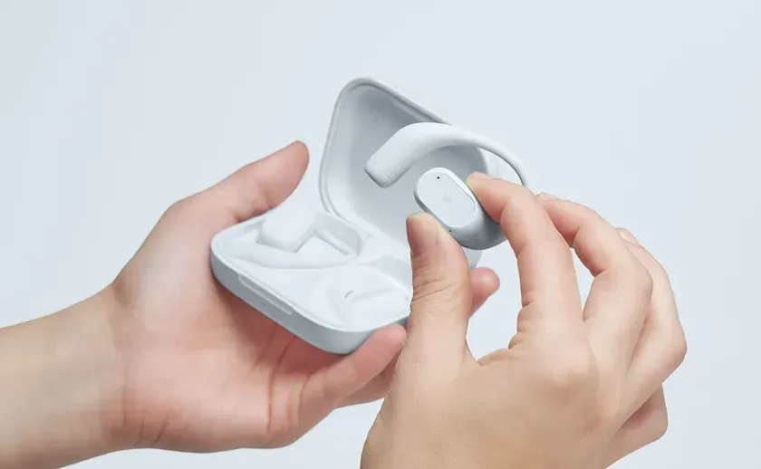充電ケースからイヤホンを取り出す様子