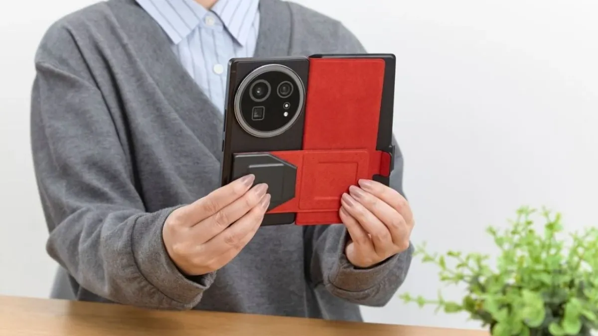 折りたたみスマホと赤いケース