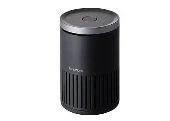 黒い円筒形の卓上空気清浄機で、上部にシルバーの蓋があり、下部には通気口のようなスリットがあります。ELECOMのロゴが見えます。