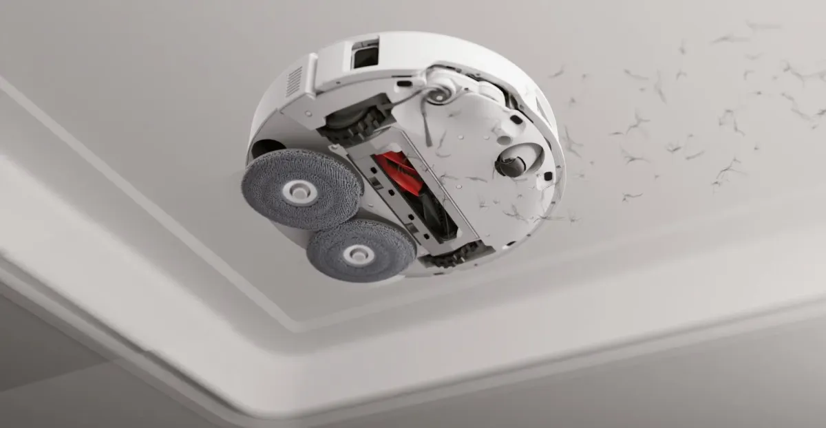 天井を掃除しているロボット掃除機