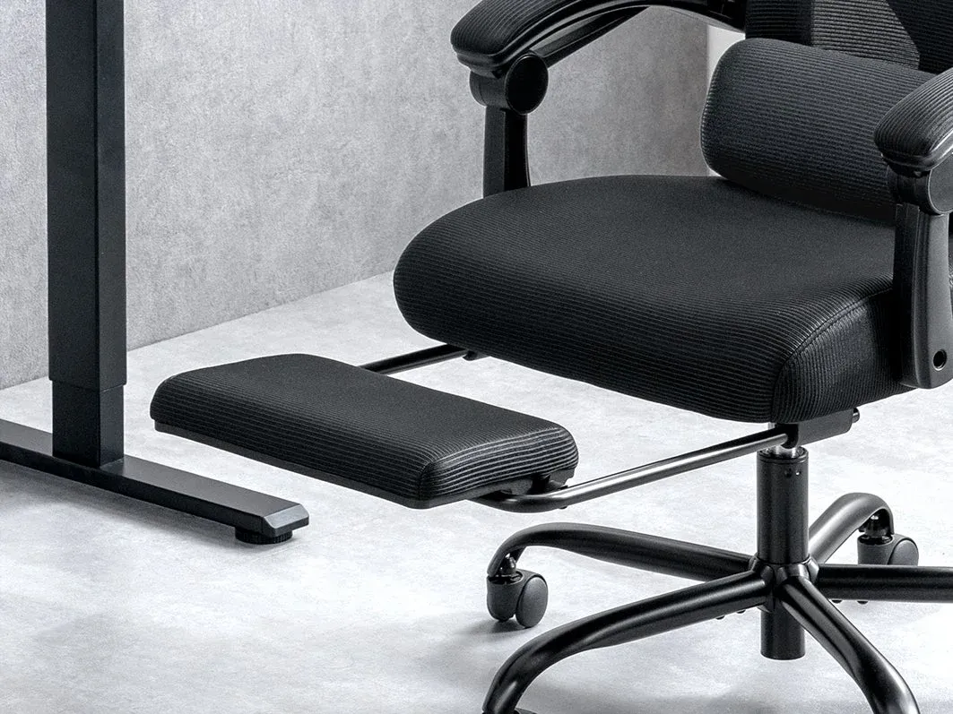 引き出し式フットレストが付いた黒いオフィスチェア