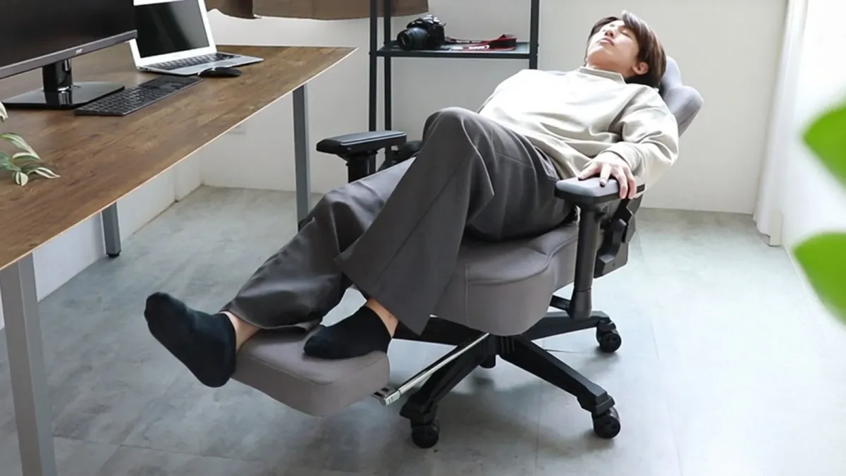 リクライニングしてフットレストを使う人