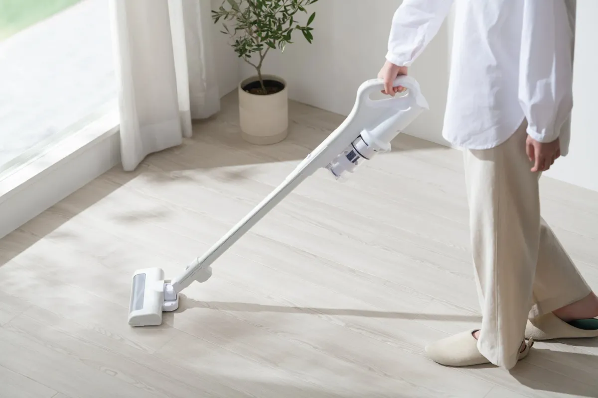 充電式サイクロンスティッククリーナー_使用風景