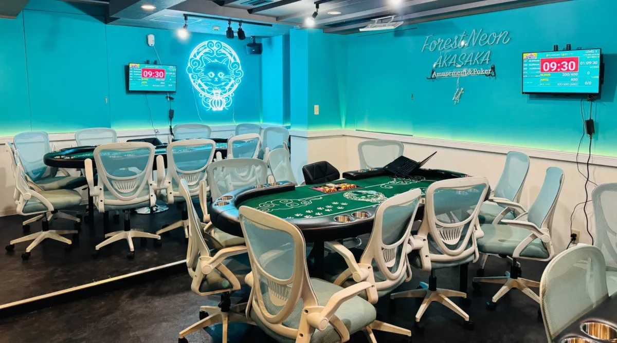 ターコイズブルーの壁が印象的な赤坂のアミューズメントポーカー施設