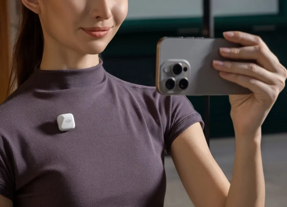 DJIのワイヤレスマイクを装着した女性