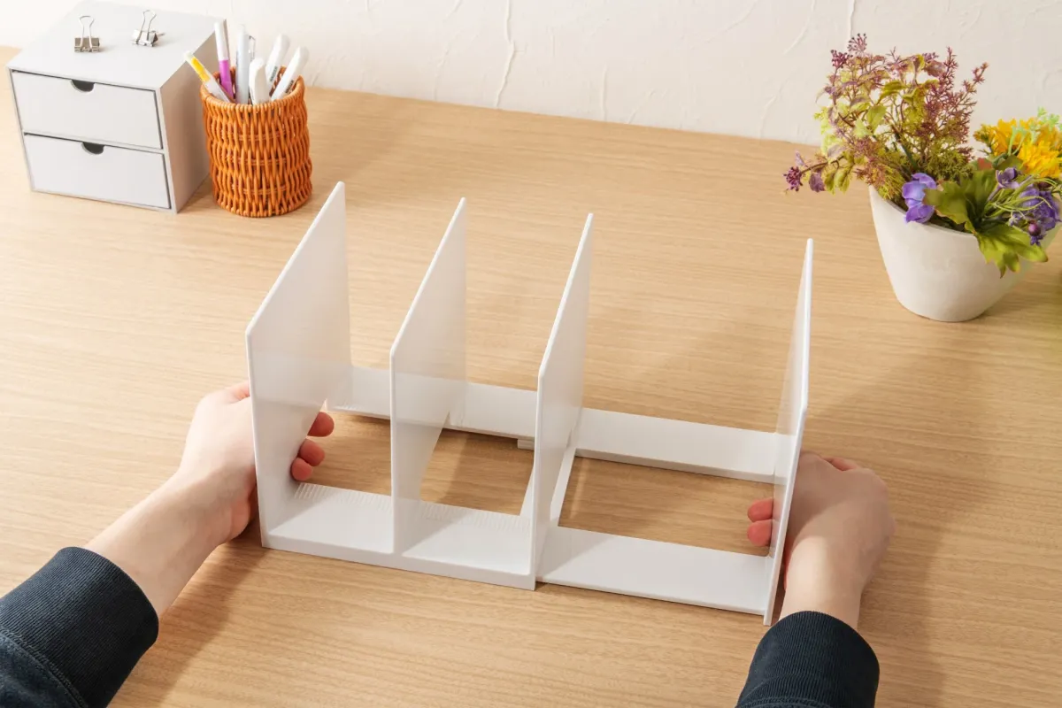 両手で幅を調整している様子