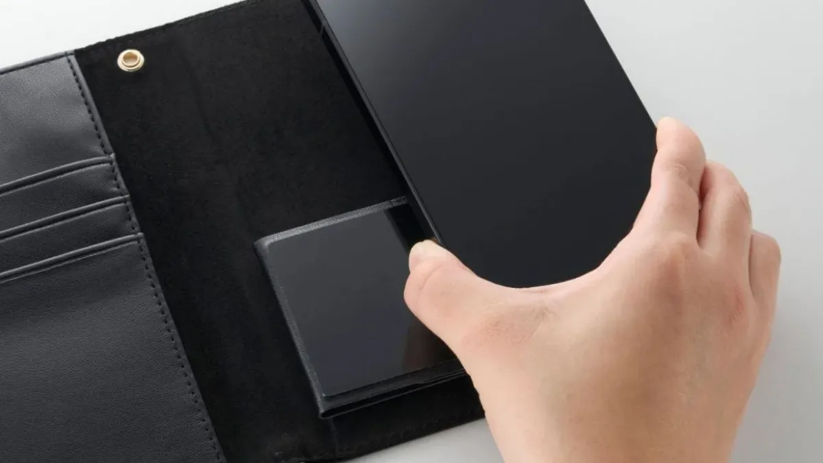 スマホを自己吸着シートに装着