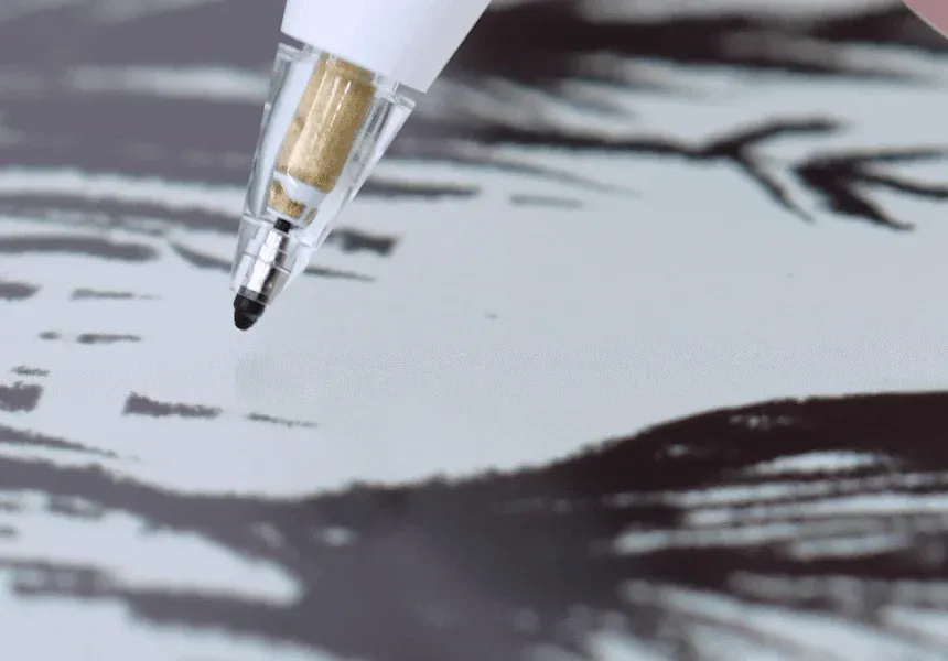 ペン先がデジタル画面に触れるクローズアップ画像